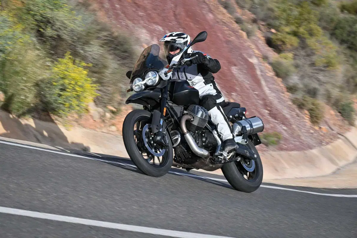 Moto Guzzi V85 TT 2024 TEST [VIDEO & GALLERY] (14)