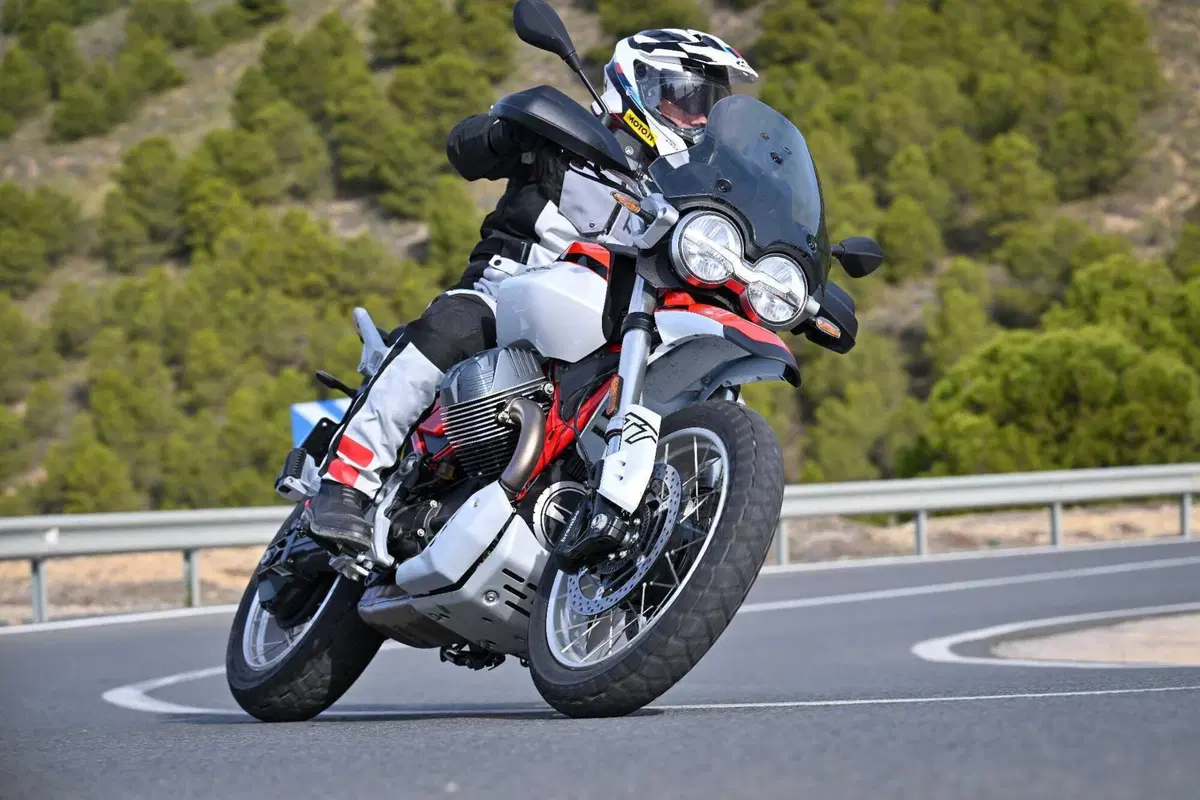 Moto Guzzi V85 TT 2024 TEST [VIDEO & GALLERY] (16)