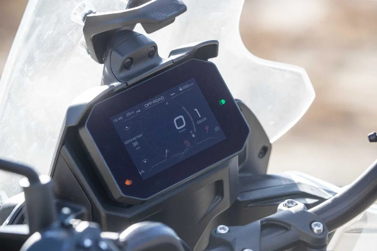Moto Guzzi V85 TT 2024 TEST [VIDEO & GALLERY] (13)