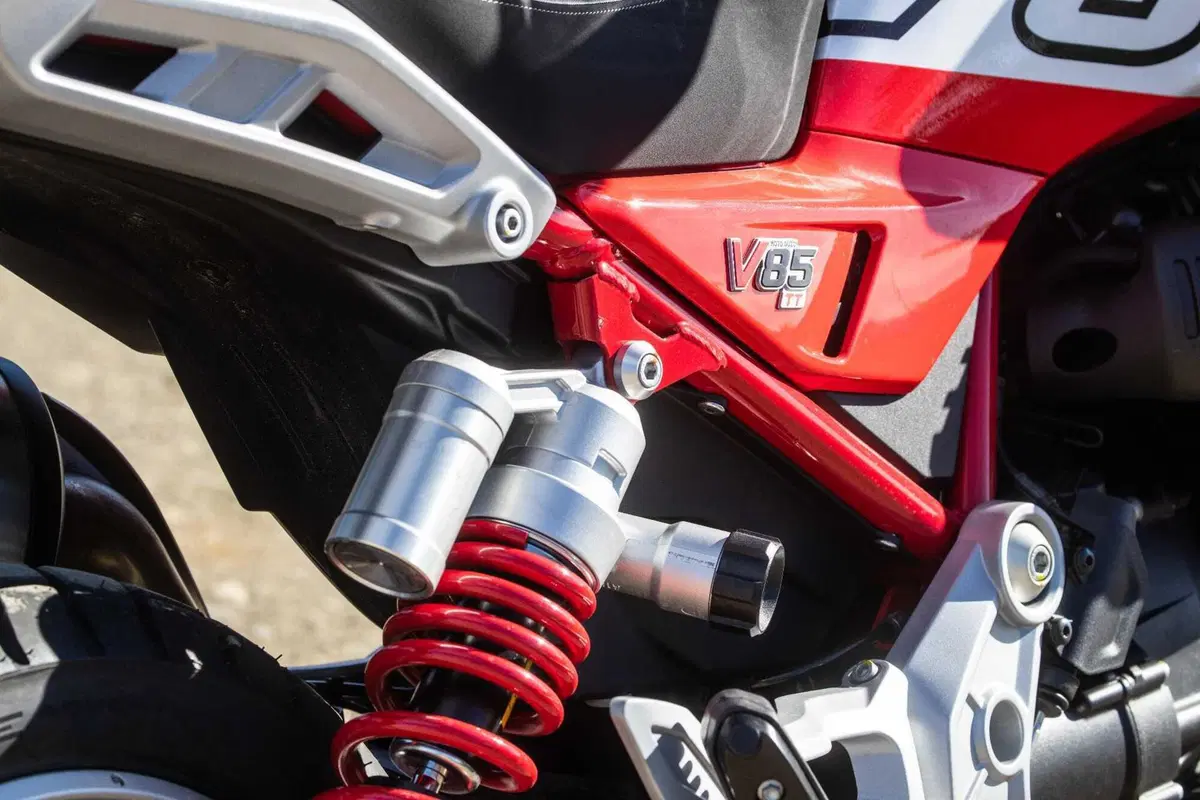 Moto Guzzi V85 TT 2024 TEST [VIDEO & GALLERY] (17)