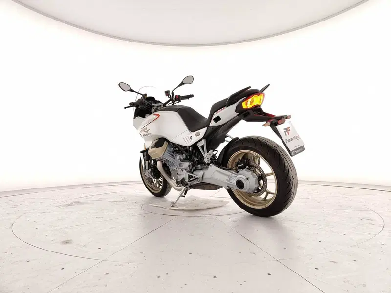 Moto Guzzi V100 Mandello (2022 - 24) (3)