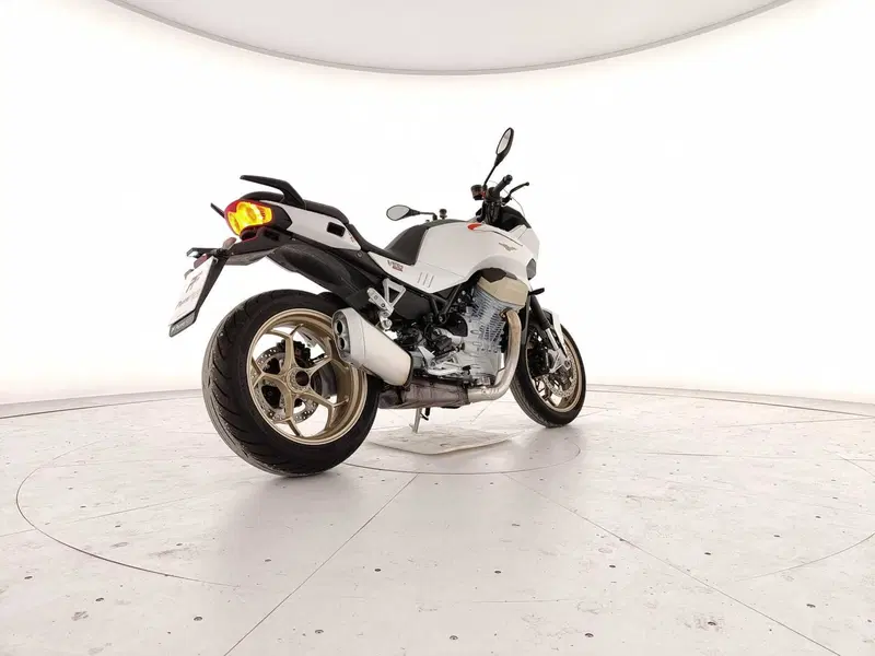Moto Guzzi V100 Mandello (2022 - 24) (4)