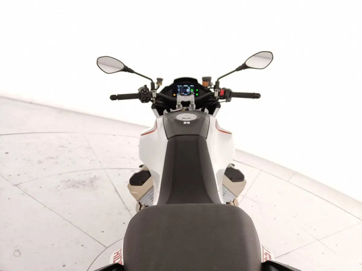 Moto Guzzi V100 Mandello (2022 - 24) (11)