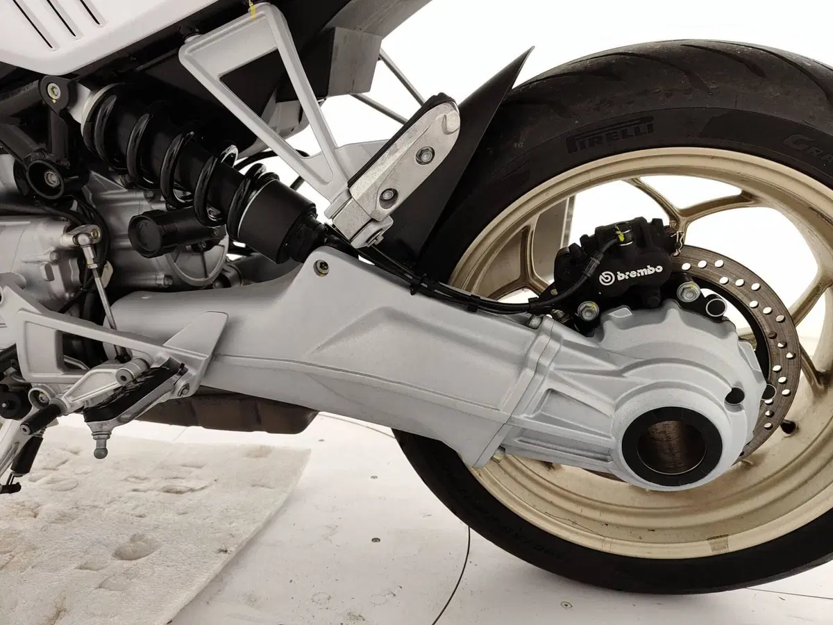 Moto Guzzi V100 Mandello (2022 - 24) (14)