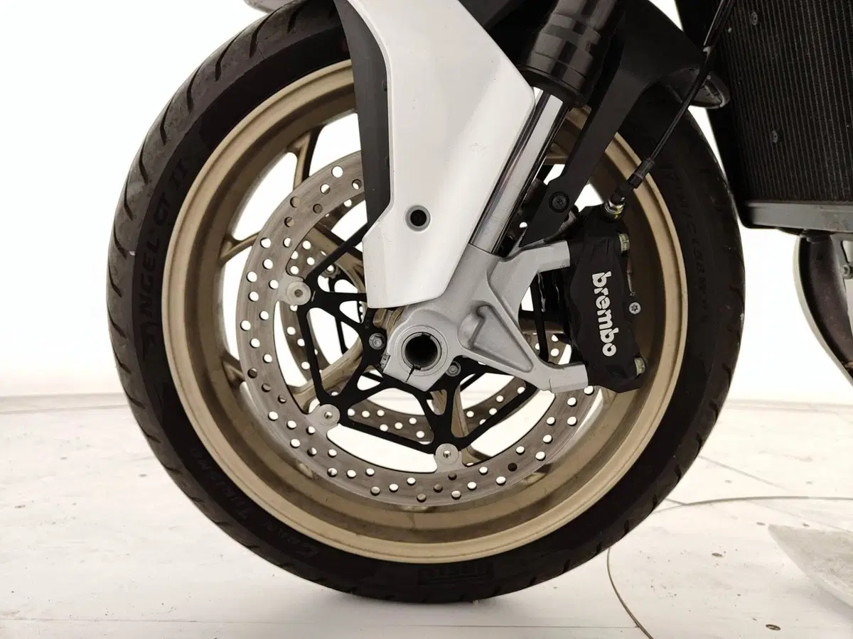 Moto Guzzi V100 Mandello (2022 - 24) (15)