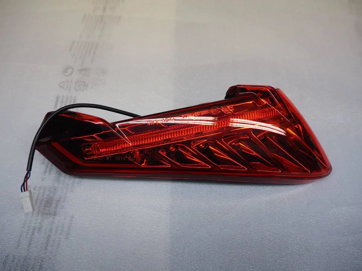 MV Agusta fanale posteriore sinistro Rivale 8000B8