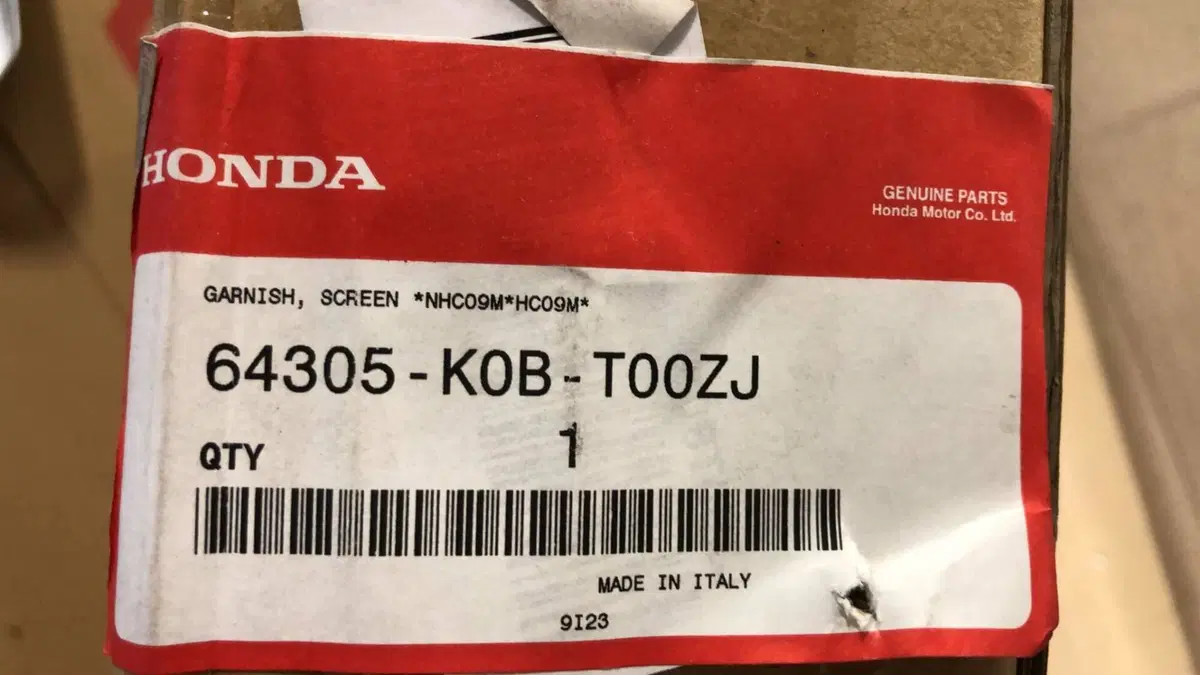 MODANATURA PARABREZZA HONDA FORZA. CODICE 64305K0B (3)