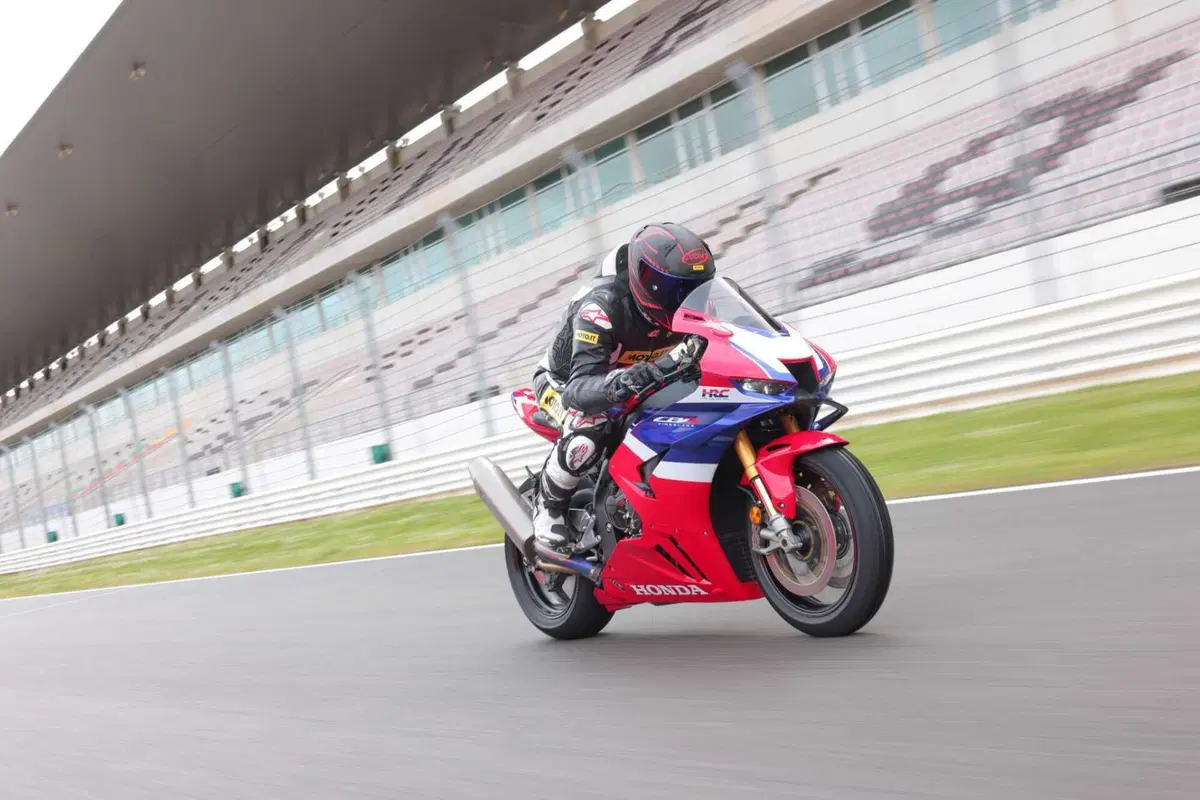 Honda CBR1000RR-R Fireblade: Evoluzione silenziosa (8)