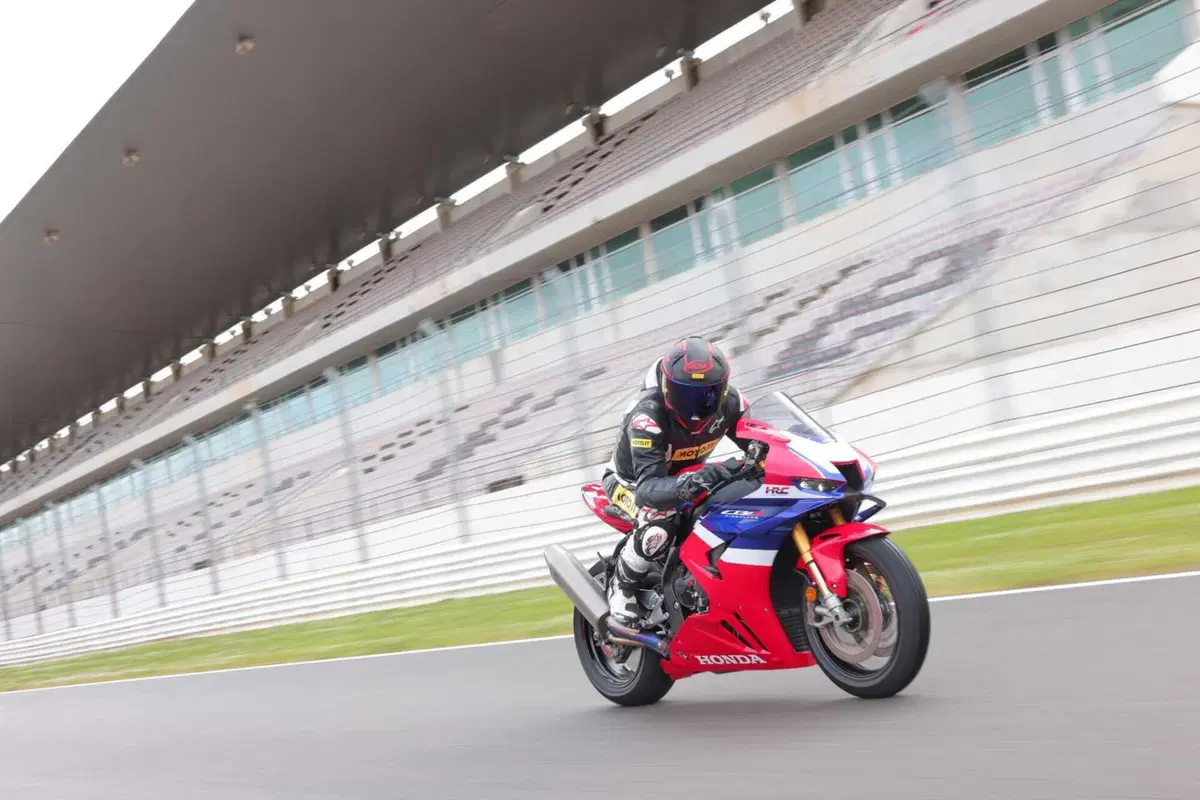 Honda CBR1000RR-R Fireblade SP: Rivoluzione silenziosa (9)