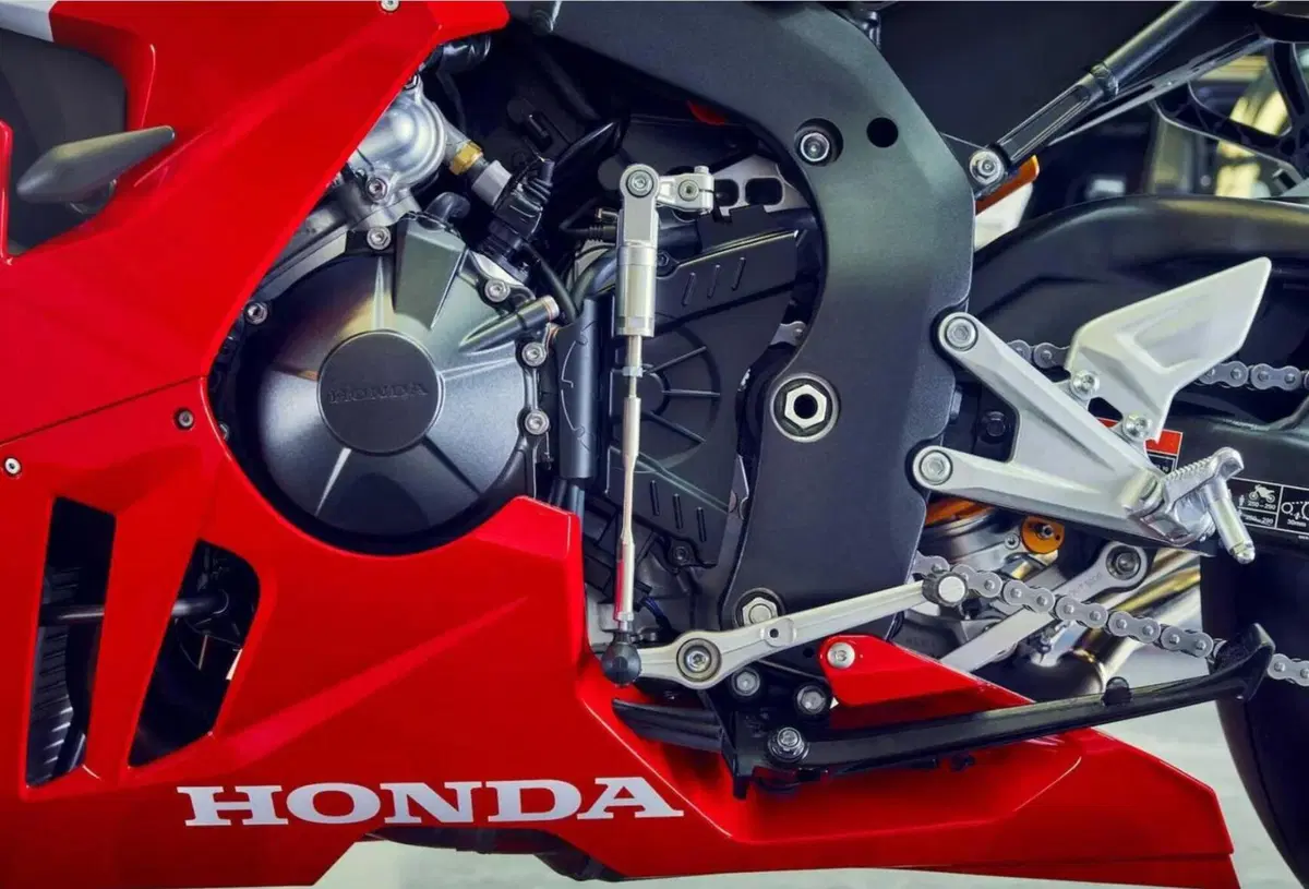 Honda CBR1000RR-R Fireblade SP: Rivoluzione silenziosa (13)