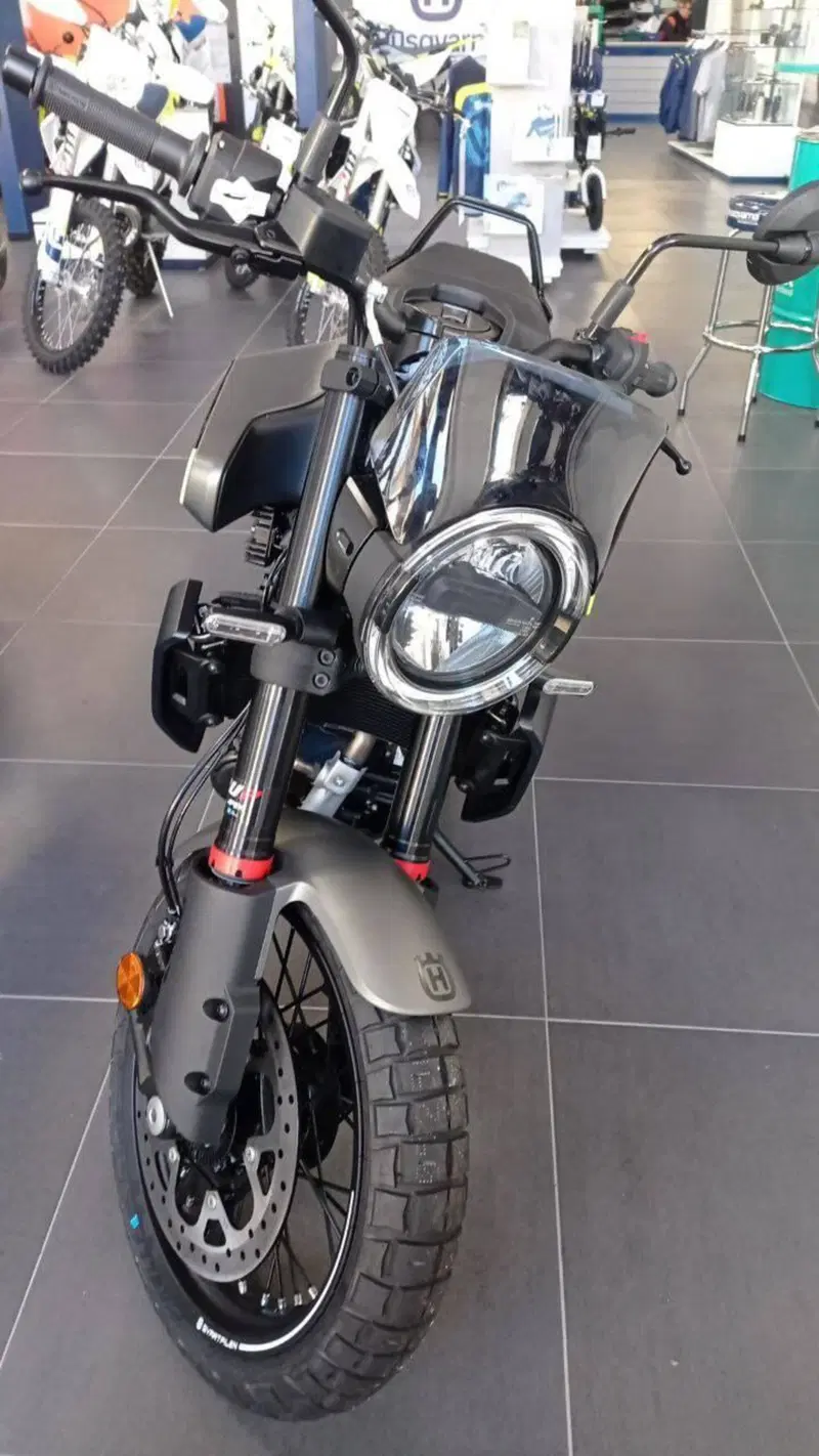 Husqvarna Svartpilen 125 (2024 - 26) (3)