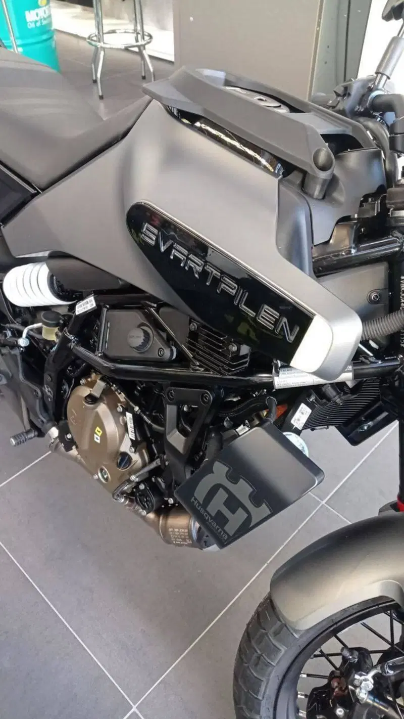 Husqvarna Svartpilen 125 (2024 - 26) (2)