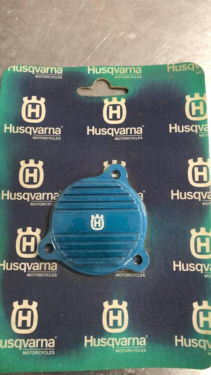 COPERCHIO POMPA OLIO PER HUSQVARNA FE 350 E 501. C (2)