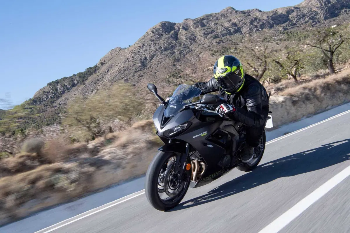 Triumph Daytona 660: la prova della nuova sportiva inglese. Impressioni di guida, pro e contro [VIDEO E GALLERY] (9)