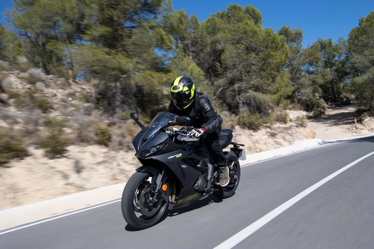 Triumph Daytona 660: la prova della nuova sportiva inglese. Impressioni di guida, pro e contro [VIDEO E GALLERY] (4)