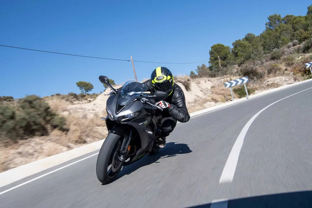 Triumph Daytona 660: la prova della nuova sportiva inglese. Impressioni di guida, pro e contro [VIDEO E GALLERY] (6)