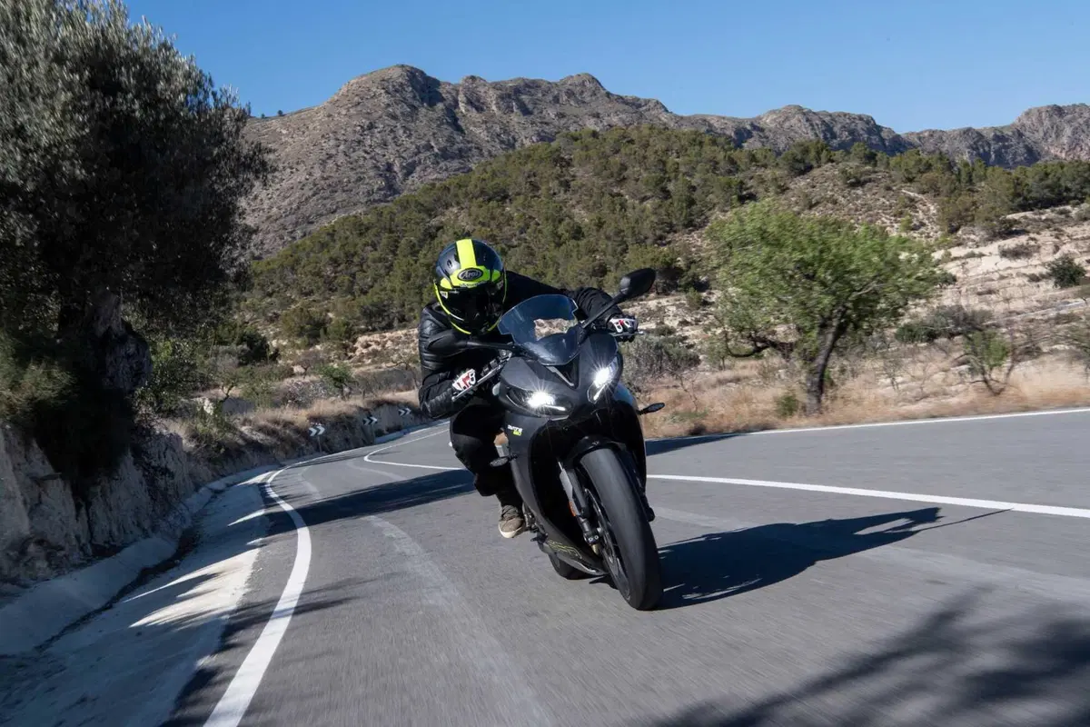 Triumph Daytona 660: la prova della nuova sportiva inglese. Impressioni di guida, pro e contro [VIDEO E GALLERY] (5)