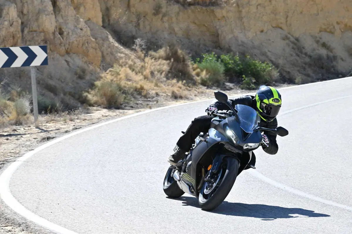 Triumph Daytona 660: la prova della nuova sportiva inglese. Impressioni di guida, pro e contro [VIDEO E GALLERY] (7)