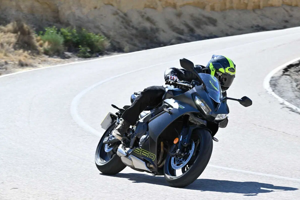 Triumph Daytona 660: la prova della nuova sportiva inglese. Impressioni di guida, pro e contro [VIDEO E GALLERY] (8)