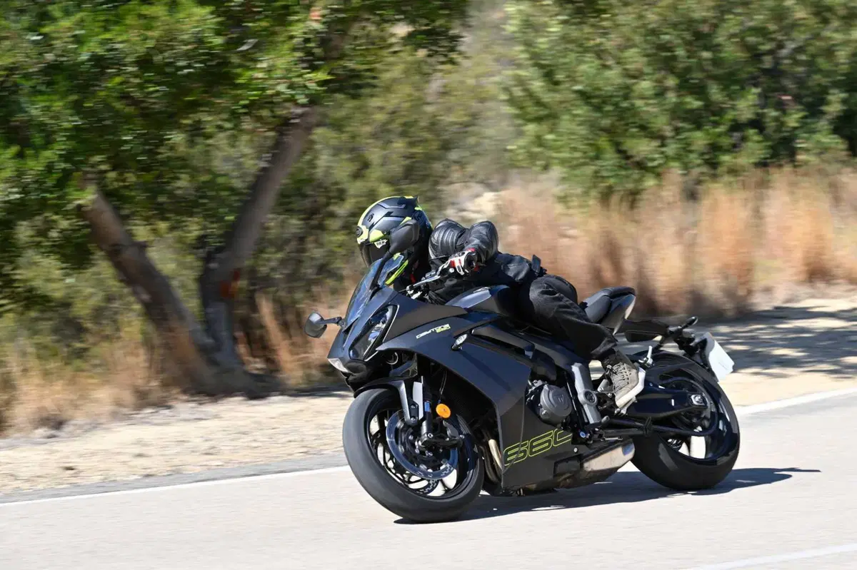 Triumph Daytona 660: la prova della nuova sportiva inglese. Impressioni di guida, pro e contro [VIDEO E GALLERY] (11)