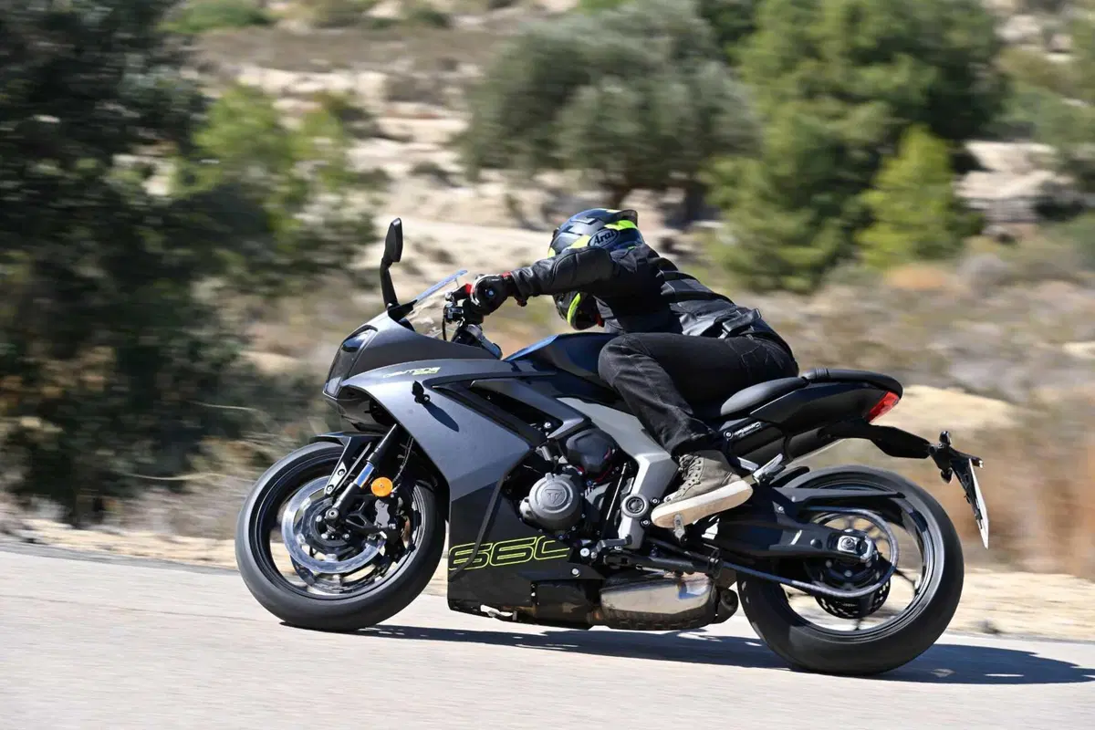 Triumph Daytona 660: la prova della nuova sportiva inglese. Impressioni di guida, pro e contro [VIDEO E GALLERY] (12)