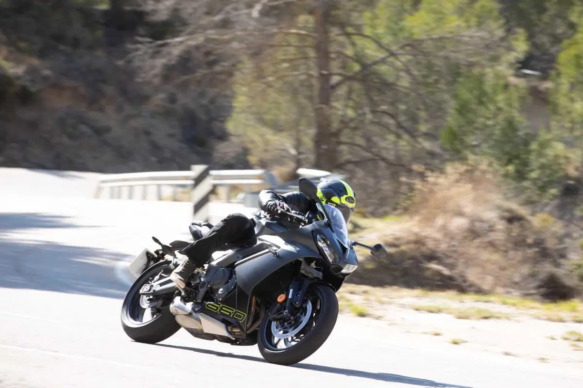 Triumph Daytona 660: la prova della nuova sportiva inglese. Impressioni di guida, pro e contro [VIDEO E GALLERY] (20)