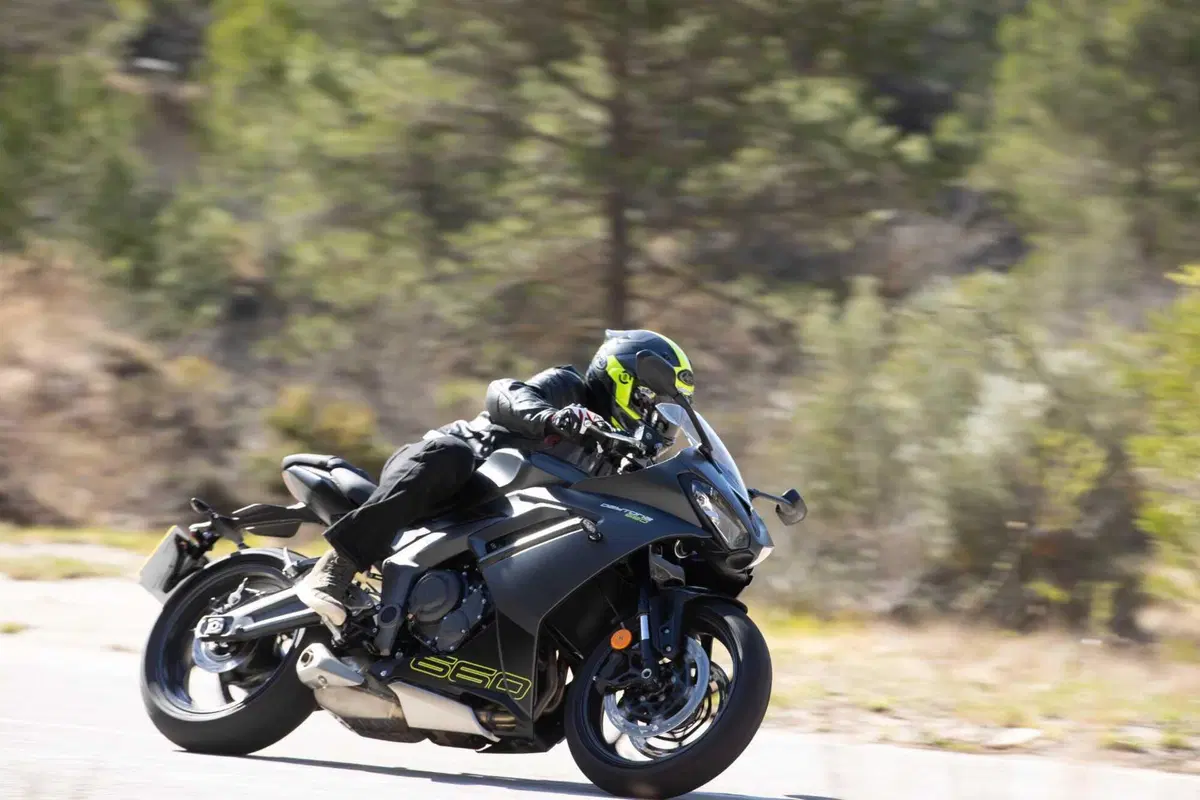 Triumph Daytona 660: la prova della nuova sportiva inglese. Impressioni di guida, pro e contro [VIDEO E GALLERY] (21)