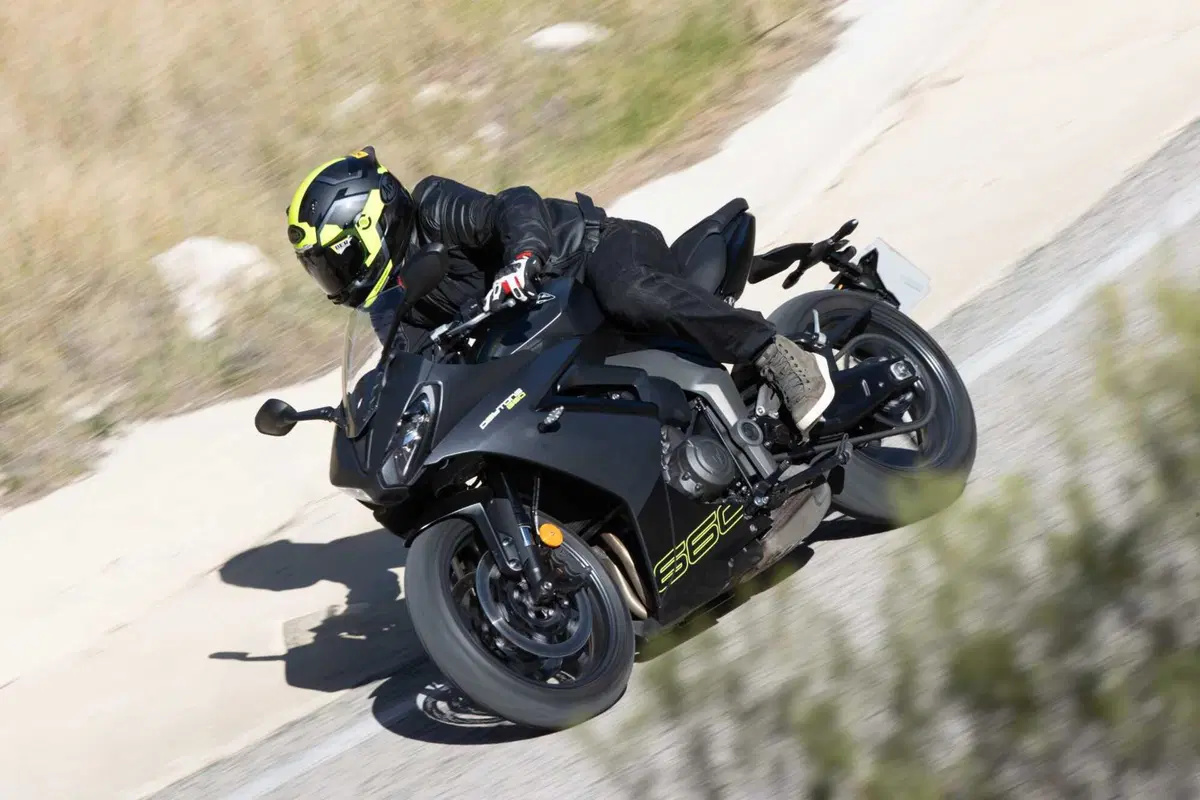 Triumph Daytona 660: la prova della nuova sportiva inglese. Impressioni di guida, pro e contro [VIDEO E GALLERY] (23)