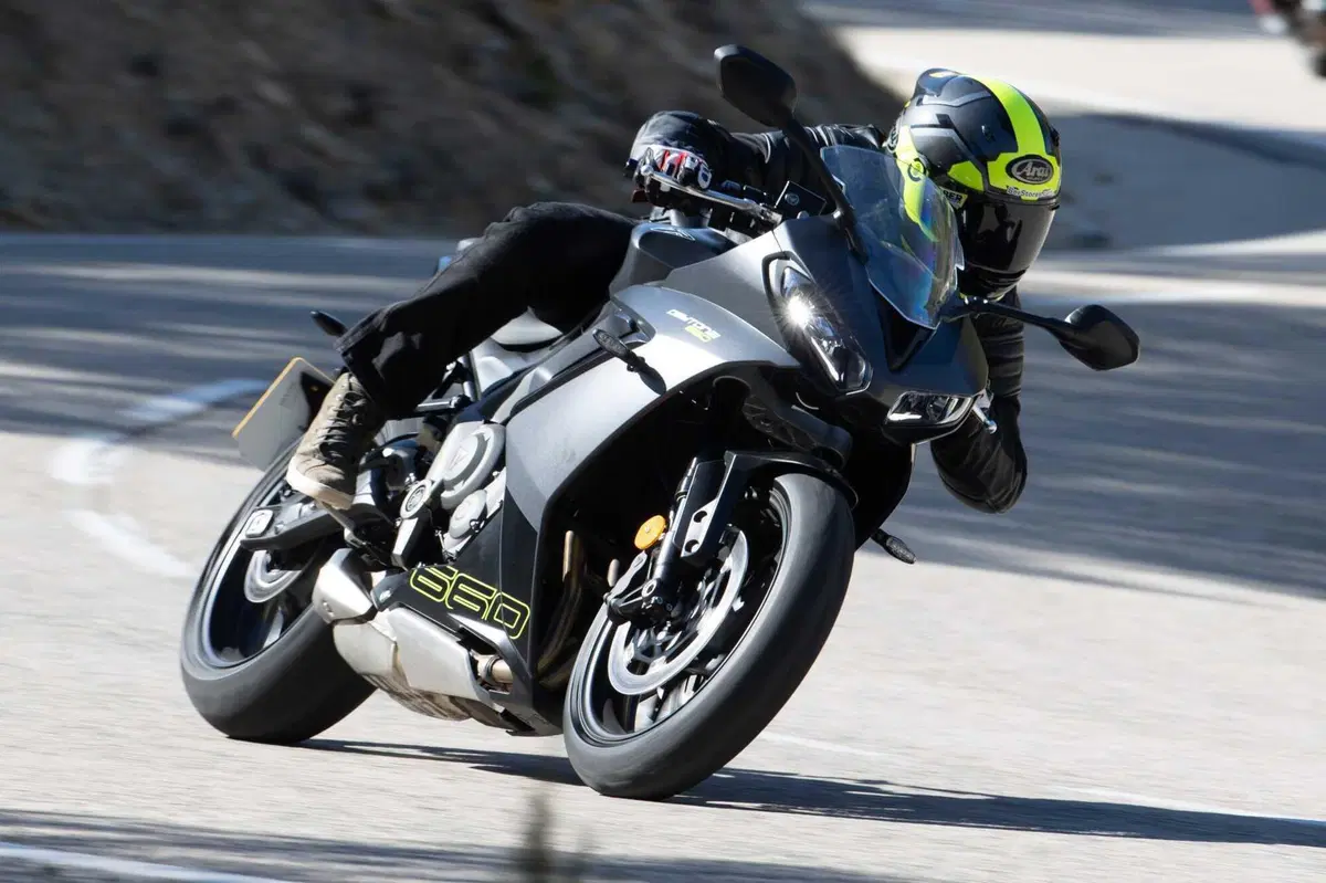 Triumph Daytona 660: la prova della nuova sportiva inglese. Impressioni di guida, pro e contro [VIDEO E GALLERY] (24)