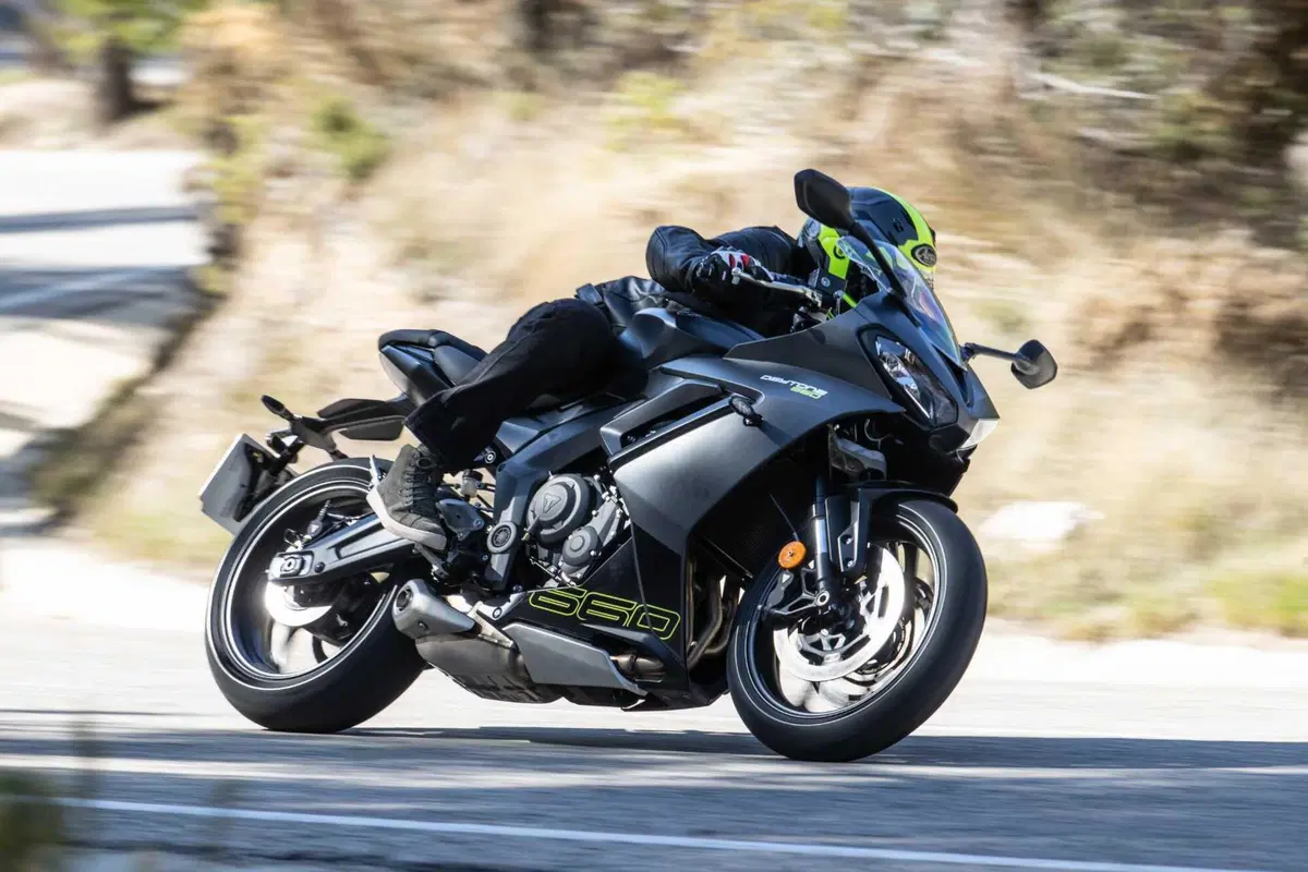 Triumph Daytona 660: la prova della nuova sportiva inglese. Impressioni di guida, pro e contro [VIDEO E GALLERY] (25)
