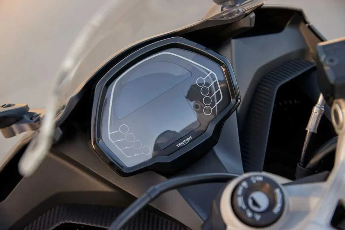 Triumph Daytona 660: la prova della nuova sportiva inglese. Impressioni di guida, pro e contro [VIDEO E GALLERY] (33)