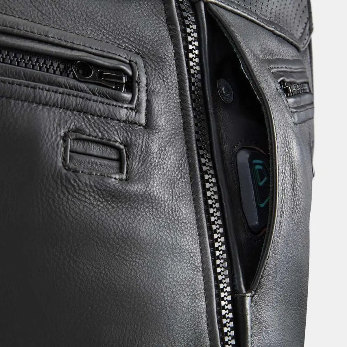 Alpinestars presenta il nuovo gilet Tech-Air 3 Leather & Canvas (3)