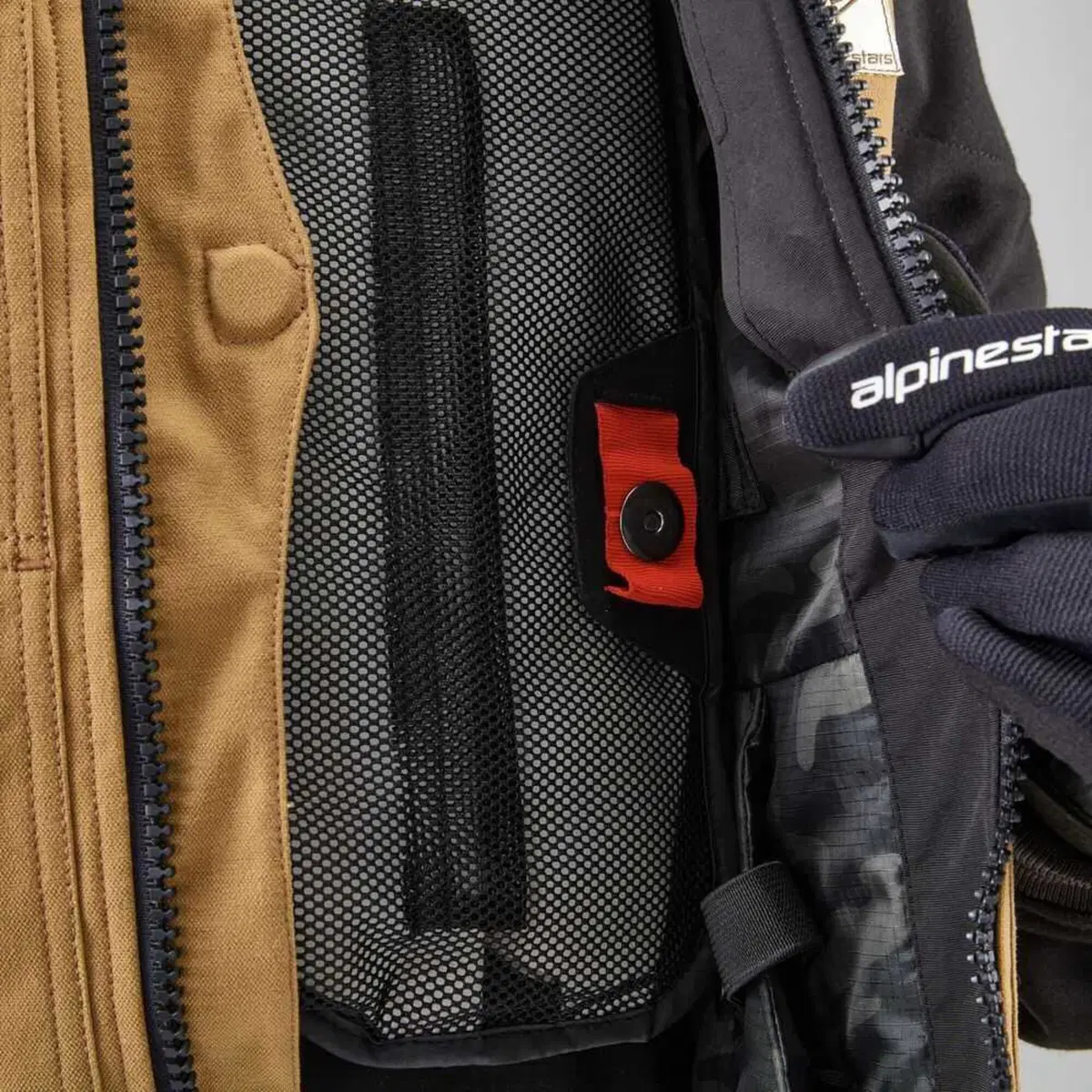 Alpinestars presenta il nuovo gilet Tech-Air 3 Leather & Canvas (5)