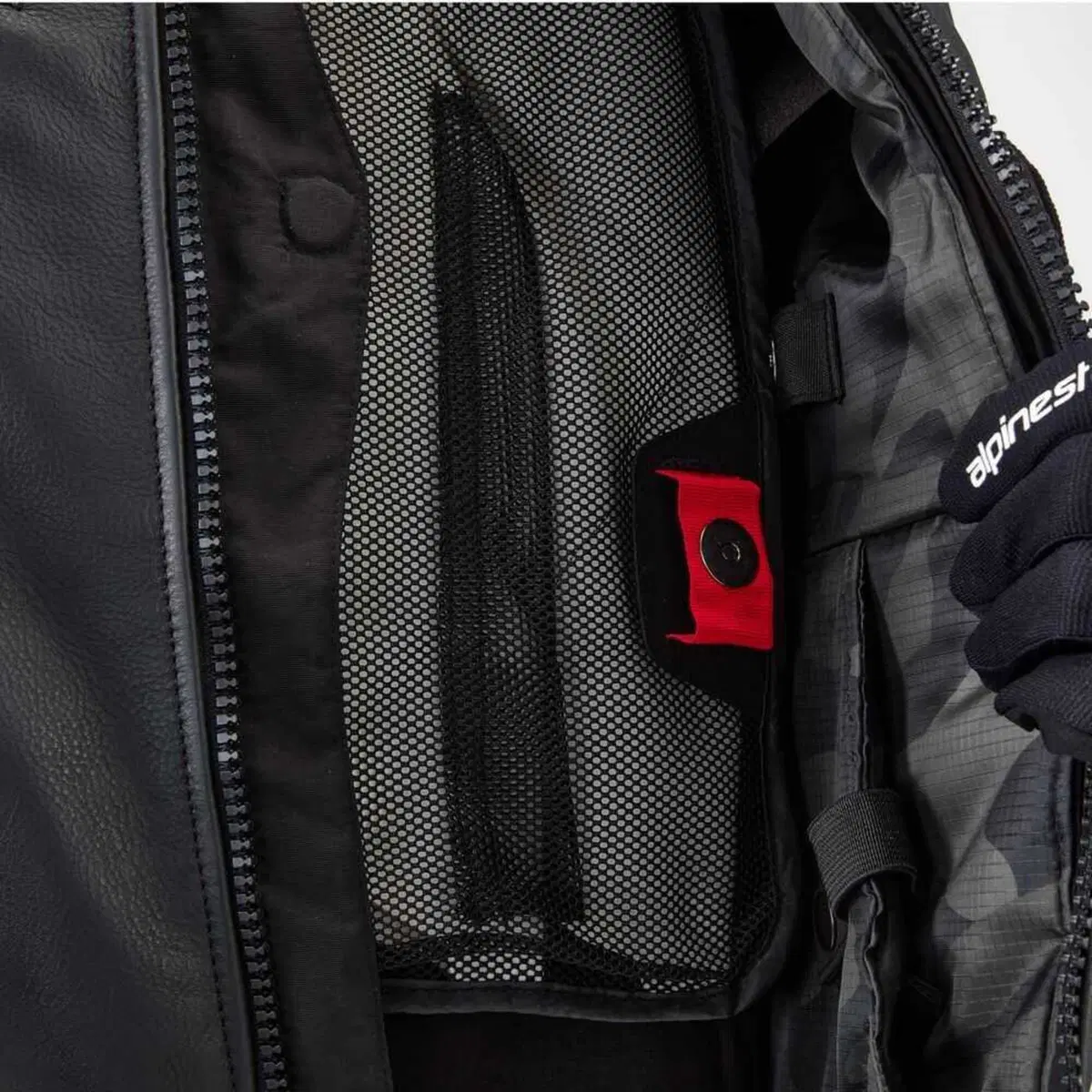 Alpinestars presenta il nuovo gilet Tech-Air 3 Leather & Canvas (11)
