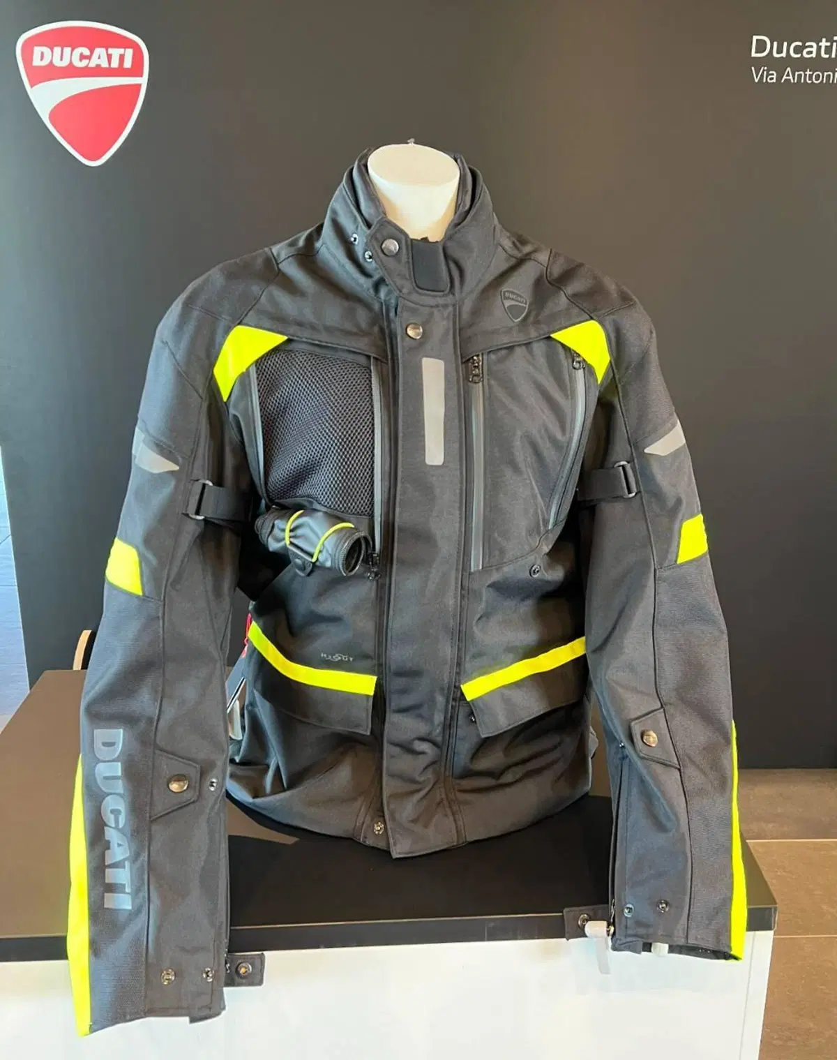 Giacca Tour C3 nero giallo HV Ducati (2)