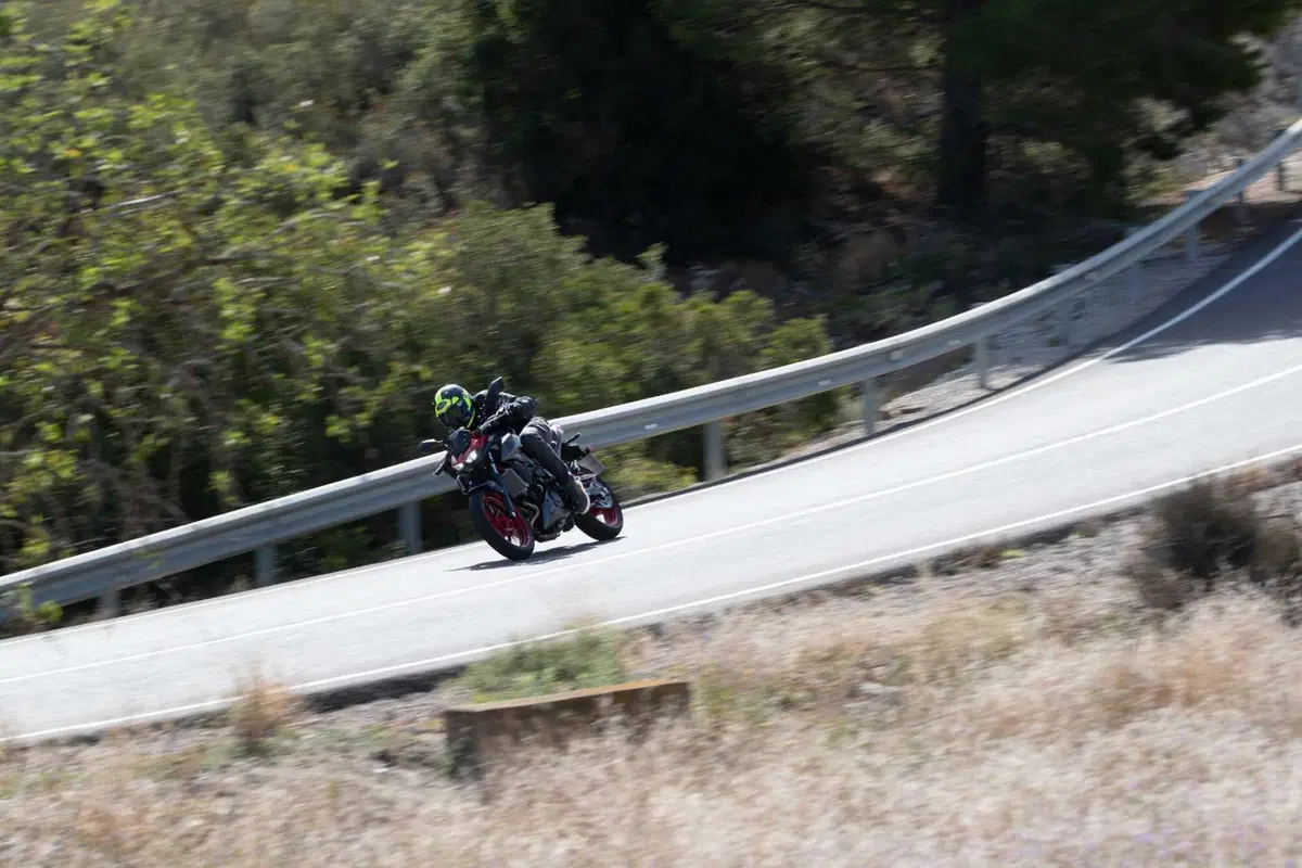 Kawasaki Z500: la prova della nuova naked entry level. Come va, pregi e difetti [VIDEO E GALLERY] (7)