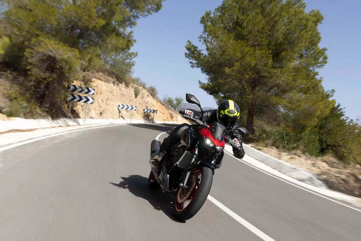 Kawasaki Z500: la prova della nuova naked entry level. Come va, pregi e difetti [VIDEO E GALLERY] (12)