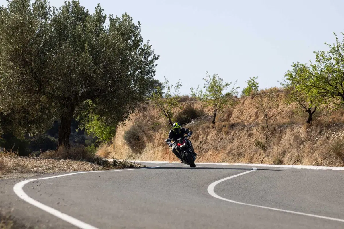 Kawasaki Z500: la prova della nuova naked entry level. Come va, pregi e difetti [VIDEO E GALLERY] (18)