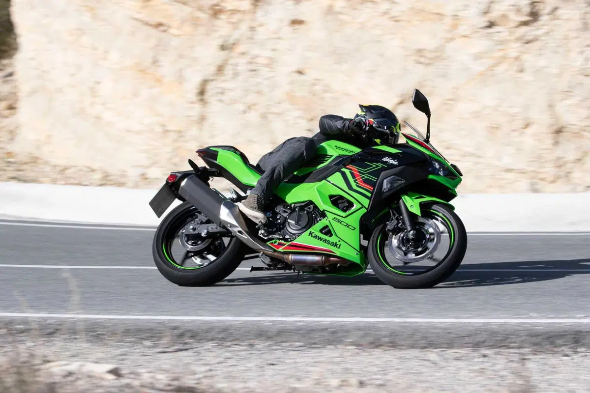 Kawasaki Ninja 500 TEST: prime impressioni di guida, pregi e difetti [VIDEO E GALLERY]