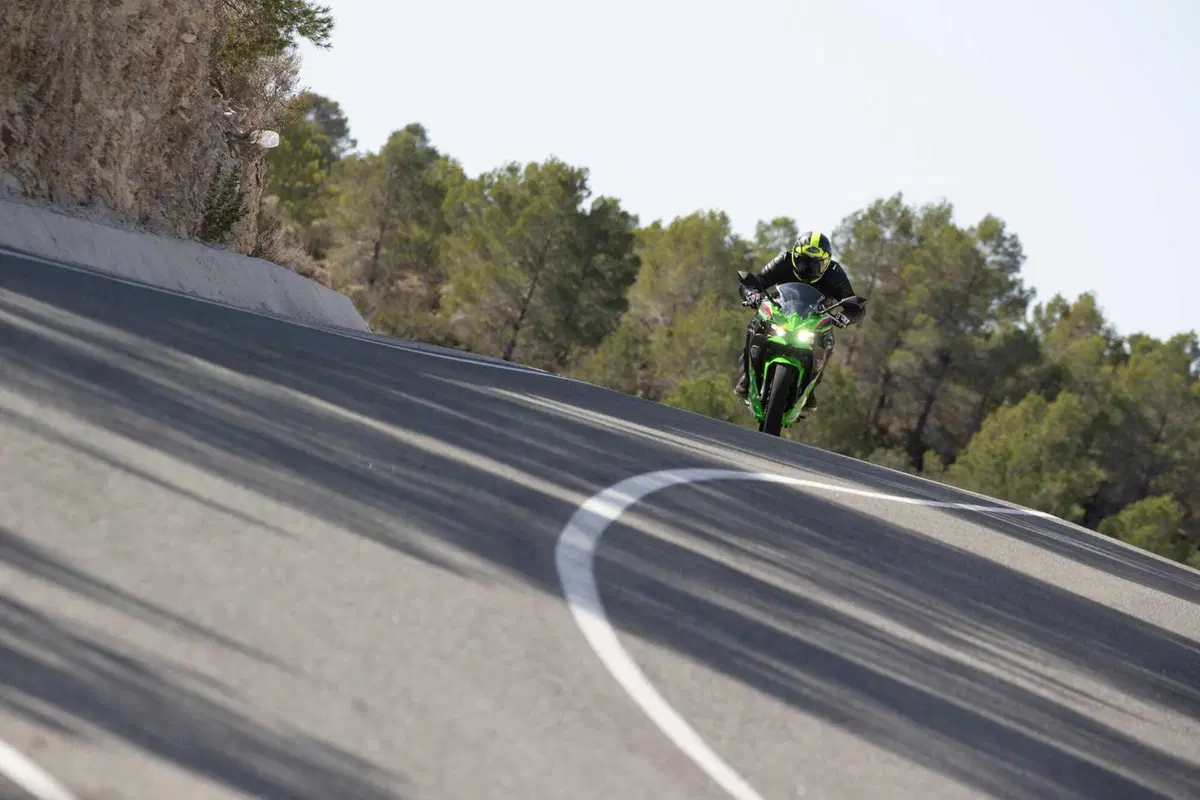 Kawasaki Ninja 500 TEST: prime impressioni di guida, pregi e difetti [VIDEO E GALLERY] (6)