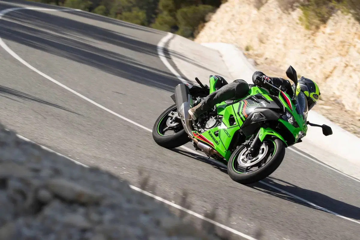 Kawasaki Ninja 500 TEST: prime impressioni di guida, pregi e difetti [VIDEO E GALLERY] (9)