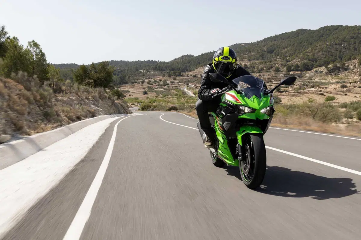 Kawasaki Ninja 500 TEST: prime impressioni di guida, pregi e difetti [VIDEO E GALLERY] (16)