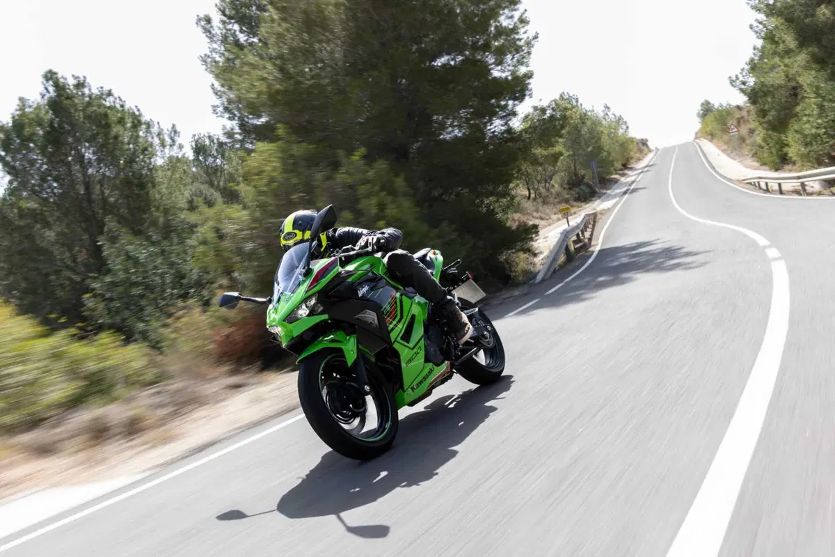 Kawasaki Ninja 500 TEST: prime impressioni di guida, pregi e difetti [VIDEO E GALLERY] (19)