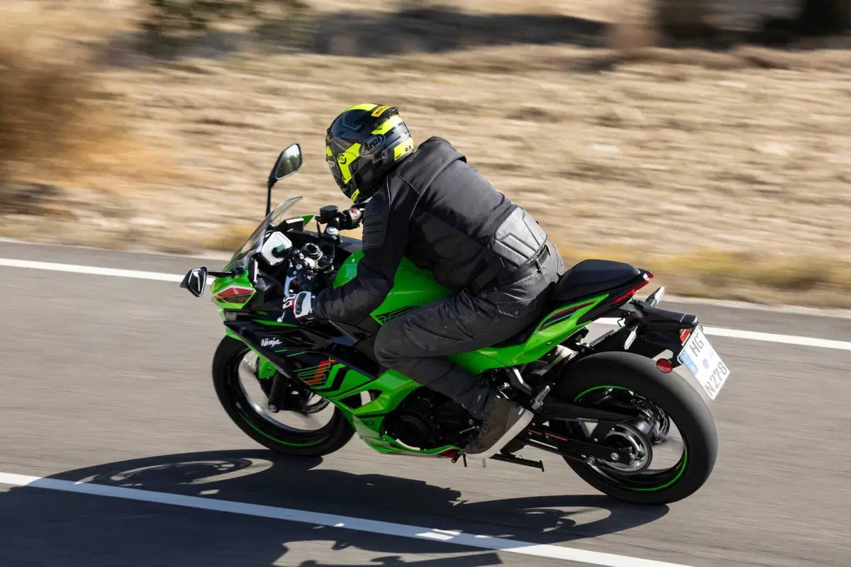 Kawasaki Ninja 500 TEST: prime impressioni di guida, pregi e difetti [VIDEO E GALLERY] (27)
