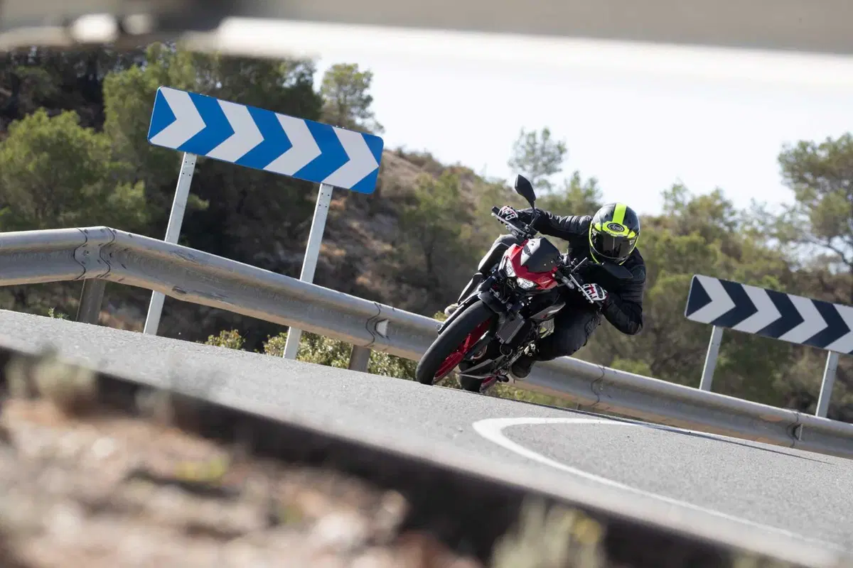 Kawasaki Z500: la prova della nuova naked entry level. Come va, pregi e difetti [VIDEO E GALLERY] (2)
