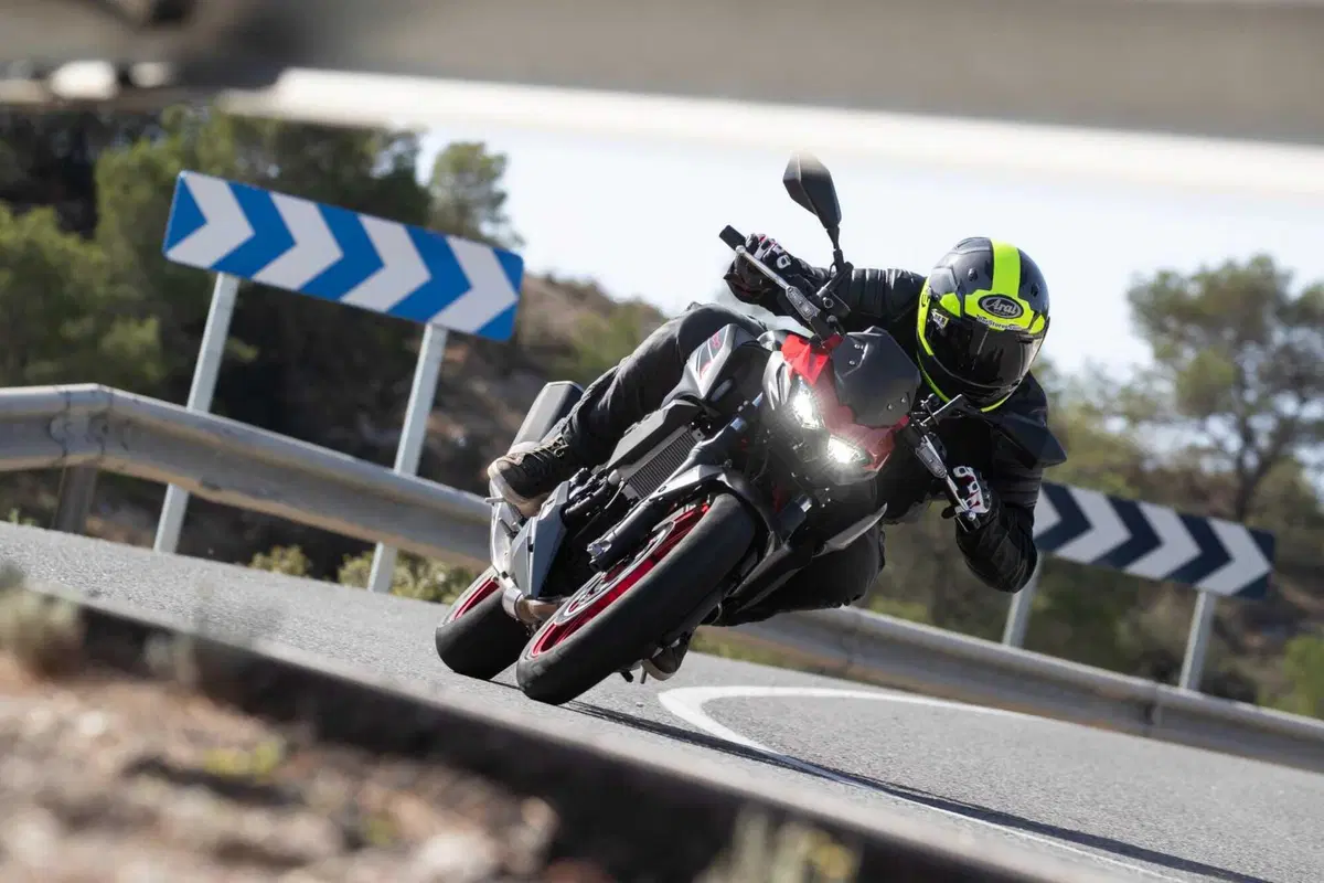 Kawasaki Z500: la prova della nuova naked entry level. Come va, pregi e difetti [VIDEO E GALLERY] (3)