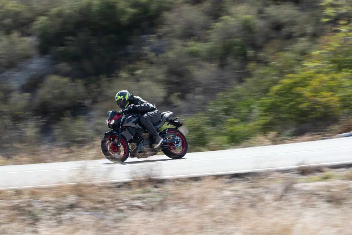 Kawasaki Z500: la prova della nuova naked entry level. Come va, pregi e difetti [VIDEO E GALLERY] (8)
