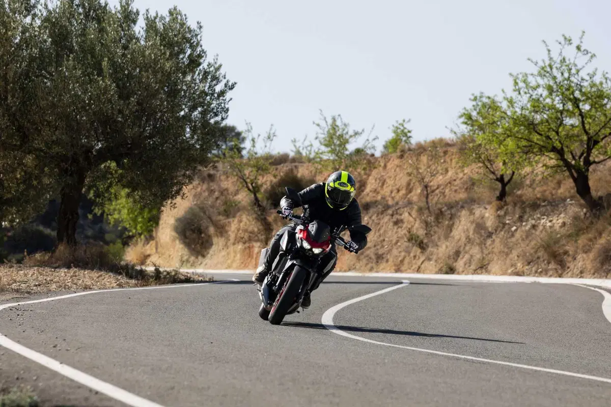 Kawasaki Z500: la prova della nuova naked entry level. Come va, pregi e difetti [VIDEO E GALLERY] (19)