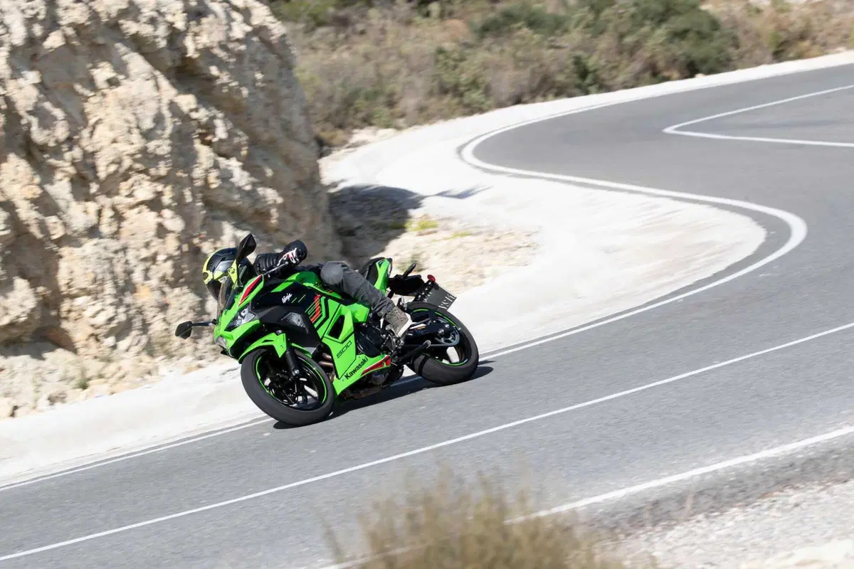 Kawasaki Ninja 500 TEST: prime impressioni di guida, pregi e difetti [VIDEO E GALLERY] (4)