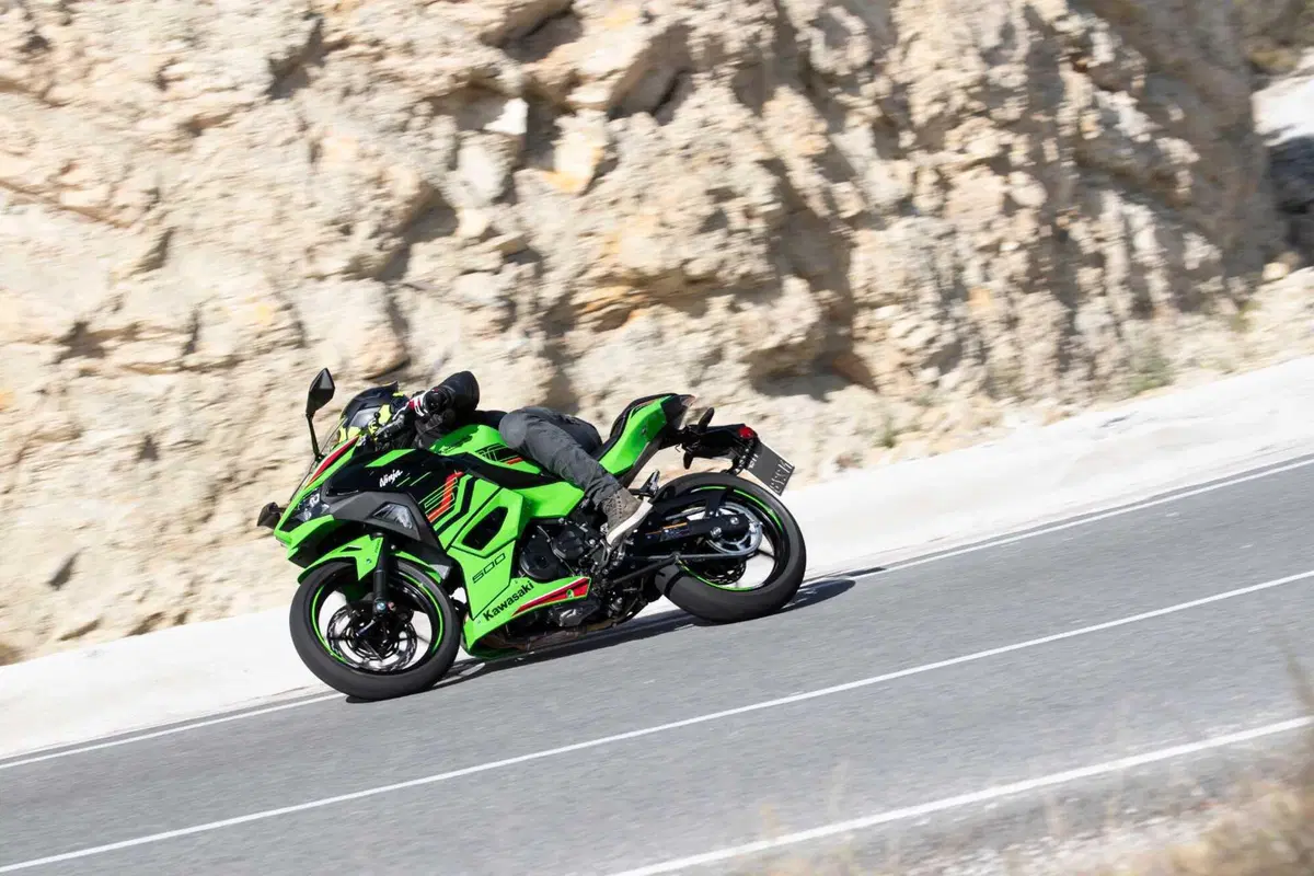 Kawasaki Ninja 500 TEST: prime impressioni di guida, pregi e difetti [VIDEO E GALLERY] (5)